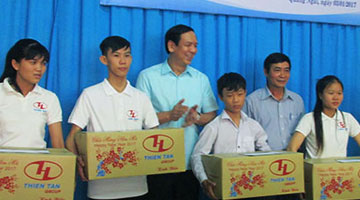 Thiên Tân Group trao quà Tết cho người nghèo và các em nhận học bổng Chân trời ước mơ