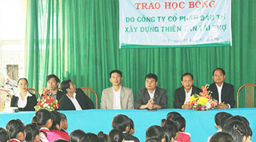 100 học sinh nghèo huyện Ba Tơ nhận học bổng của Thiên Tân Group