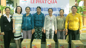 50 suất quà Tết đến tay người nghèo xã Nghĩa Hòa, Tư Nghĩa