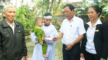 Chung tay tặng sổ tiết kiệm cho con người nhân viên bị lũ cuốn