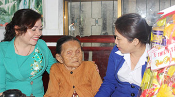 Mang Tết ấm áp đến với các Mẹ Việt Nam Anh hùng