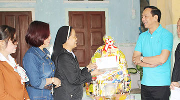 Thiên Tân Group thăm hỏi, tặng quà cho các em nhỏ mồ côi, người già neo đơn