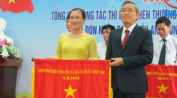 Thiên Tân group nhận cờ đơn vị xuất sắc trong phong trào thi đua của chính phủ năm 2015