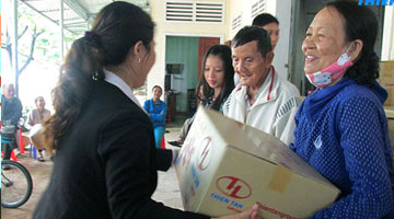 Trao quà Tết cho các hộ giáo dân nghèo huyện Nghĩa Hành