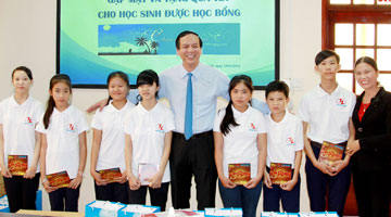 Ông Huỳnh Kim Lập gặp gỡ các em học sinh Chân trời ước mơ tết 2016