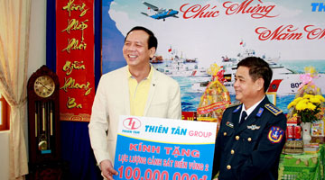 Ông Huỳnh Kim Lập thăm lực lượng cảnh sát biển vùng 2 tết 2016