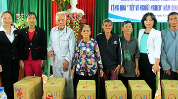 Phối hợp với Đoàn ĐBQH tỉnh chăm lo Tết cho người nghèo huyện Tư Nghĩa, Nghĩa Hành