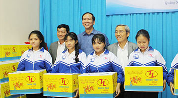 Đem Tết yêu thương đến các em nhỏ và người dân nghèo