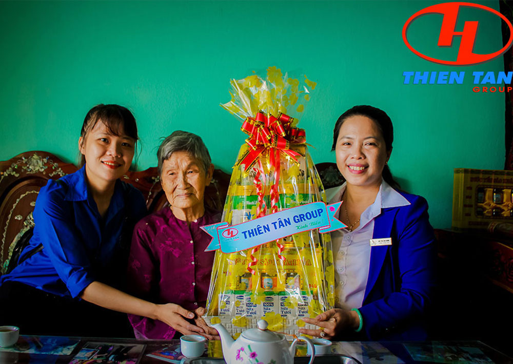 Hình ảnh về thăm Mẹ Việt Nam Anh hùng nhân ngày Thương binh Liệt sỹ