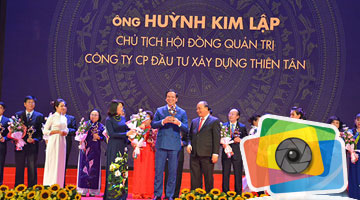 Khoảnh khắc Chủ tịch HĐQT Huỳnh Kim Lập đón nhận Cúp Thánh Gióng