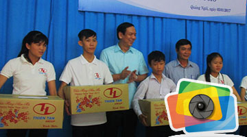 Hình ảnh đẹp buổi lễ gặp gỡ và trao quà Tết cho người nghèo và các em nhận học bổng Chân trời ước mơ 2017