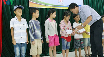 Về vùng căn cứ kháng chiến