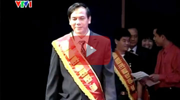 Ông Huỳnh Kim Lập nhận Cúp Thánh Gióng 2009