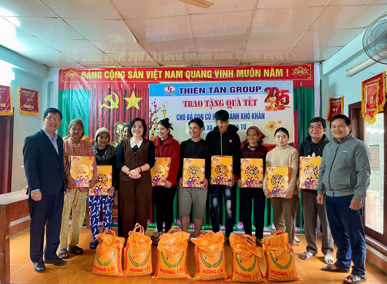 Thiên Tân Group trao quà tết 2025 cho bà con có hoàn cảnh khó khăn Ba Tơ
