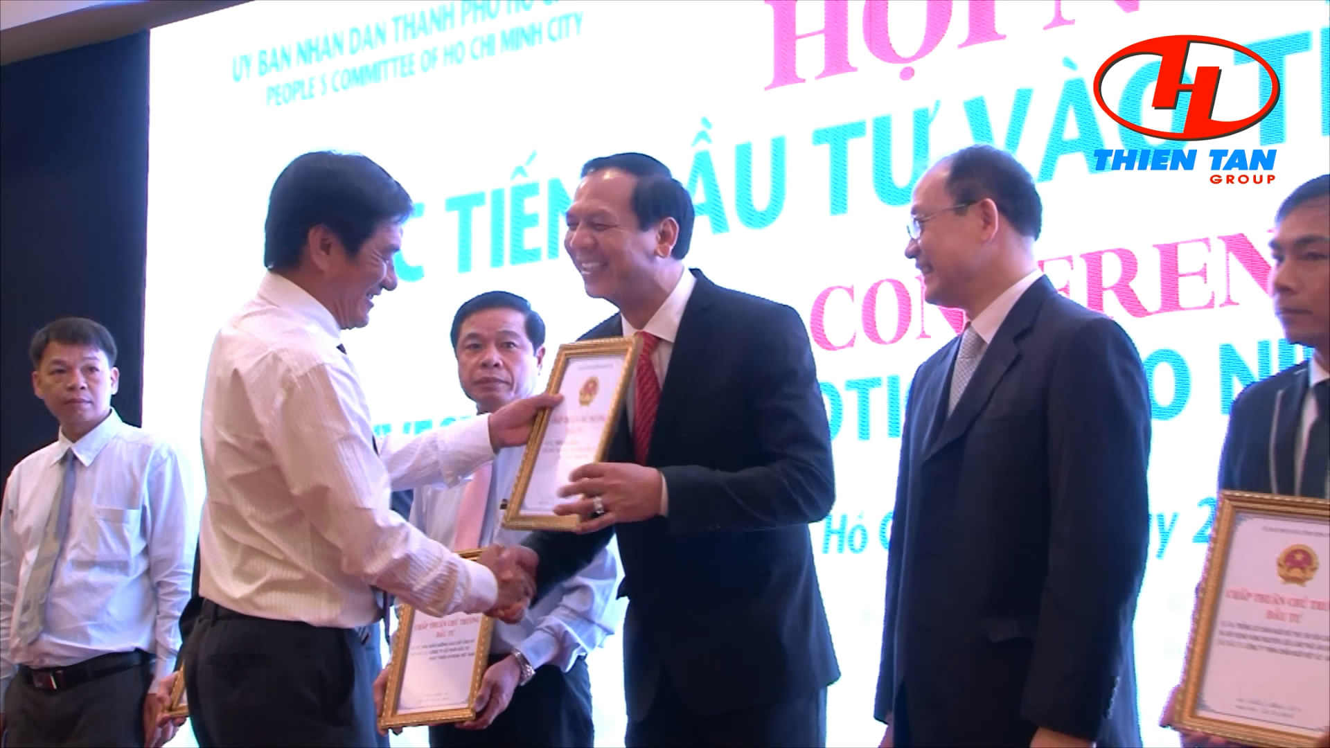 Ông Huỳnh Kim Lập, Chủ Tịch Hội Đồng Quản Trị Thiên Tân Group nhận giấy chứng nhận đầu tư từ lãnh đạo tỉnh Ninh Thuận.