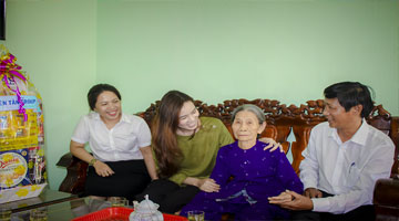 Thăm và tặng quà Mẹ VNAH nhân dịp 73 năm ngày Thương binh - Liệt sĩ