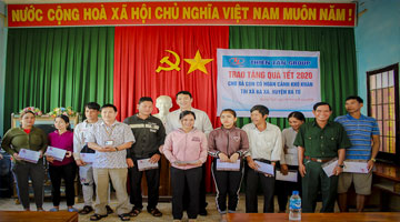 Trao 50 suất quà Tết cho bà con có hoàn cảnh khó khăn tại Ba Xa