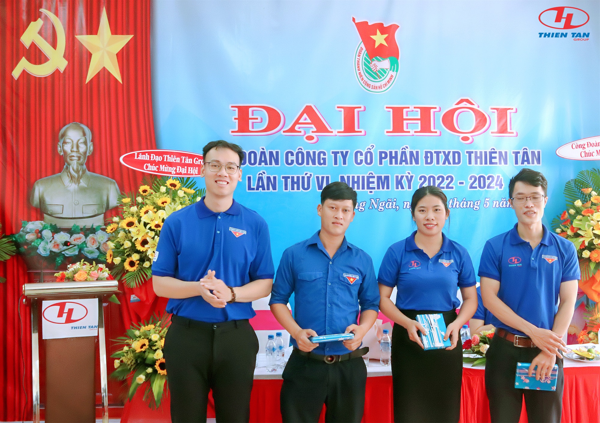 Đồng chí Huỳnh Trần Hữu Nghĩa trao tặng quà cho các Đồng chí khóa cũ