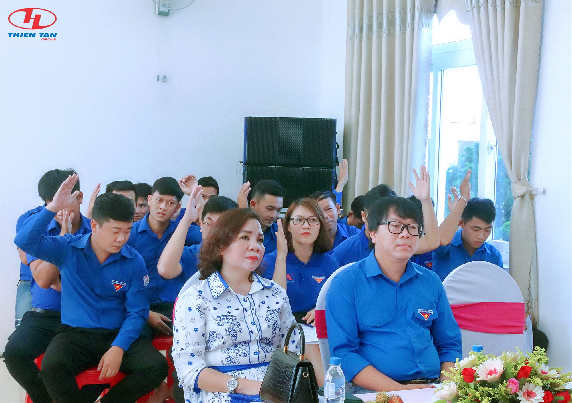 Nguyễn Phương Triều - Phó Bí thư Đoàn khối (bên phải), Bà Trần Thị Hương - Bí thư Chi bộ (bên trái)